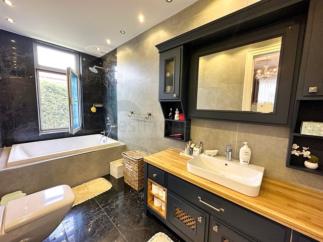 Villa mit 5+1 Grundrissen in der Region Doshemealty - Antalya 