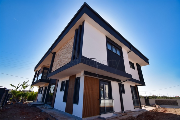 Villa mit 7+1 Grundriss in der Region Doshemealty - Antalya 