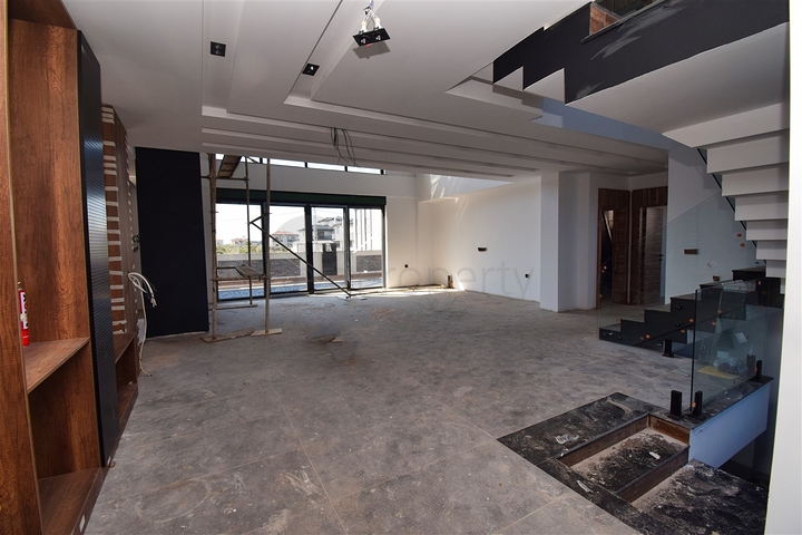 Villa mit 7+1 Grundriss in der Region Doshemealty - Antalya 