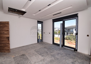 Villa mit 7+1 Grundriss in der Region Doshemealty - Antalya 