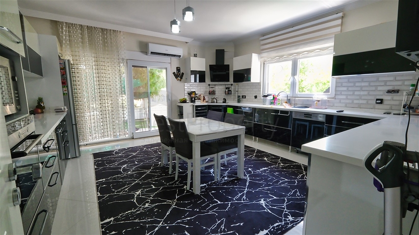 4+1-Villa in der Region Doshemealty - Antalya 