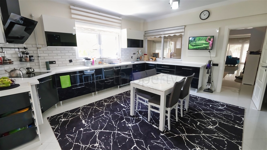 4+1-Villa in der Region Doshemealty - Antalya 