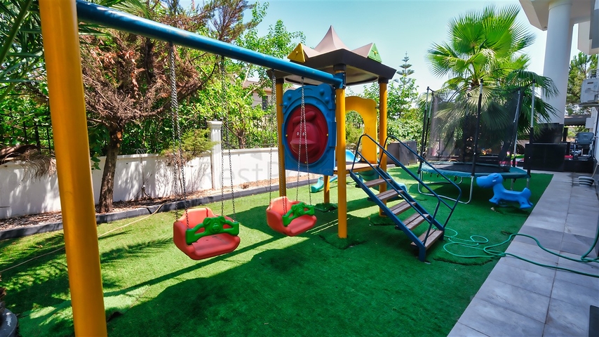 4+1-Villa in der Region Doshemealty - Antalya 