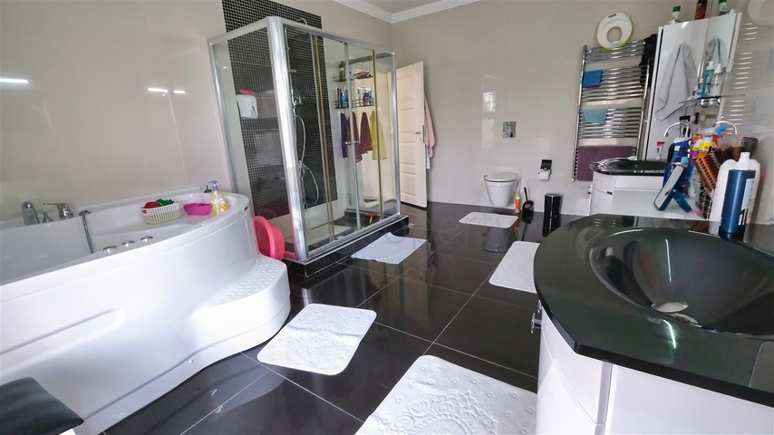 4+1-Villa in der Region Doshemealty - Antalya 