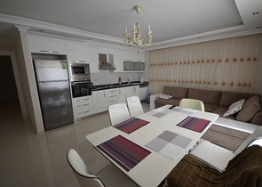 Schöne 2+1-Wohnung mit Meerblick im Zentrum von Oba