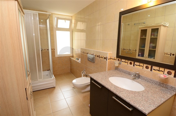 Geräumige Dreizimmerwohnung nur 150 Meter vom Meer entfernt.