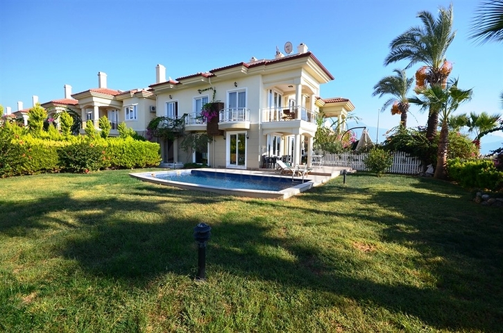 Villa mit eigenem Strand und direktem Meerblick