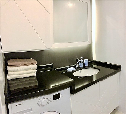 Dreizimmerwohnung in einem Komplex an der ersten Küste