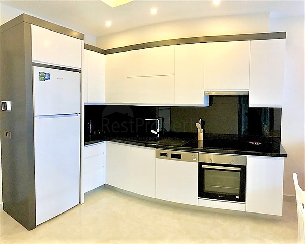 Dreizimmerwohnung in einem Komplex an der ersten Küste