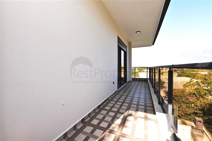 Neues Investitionsprojekt mit Blick auf die Berge im Bezirk Kargicak