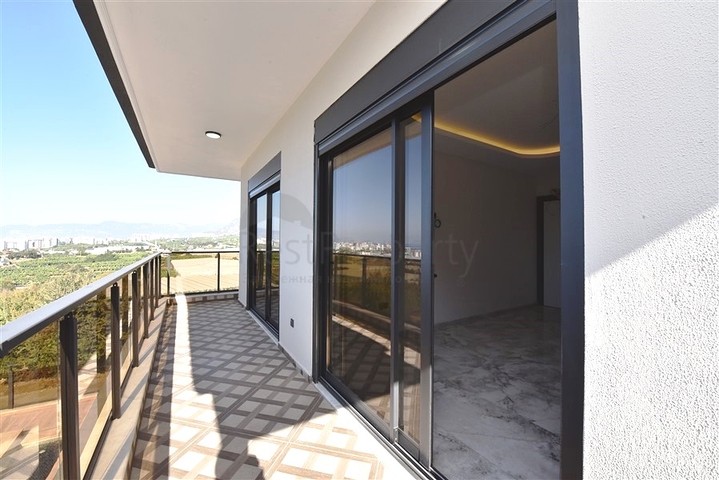 Neues Investitionsprojekt mit Blick auf die Berge im Bezirk Kargicak