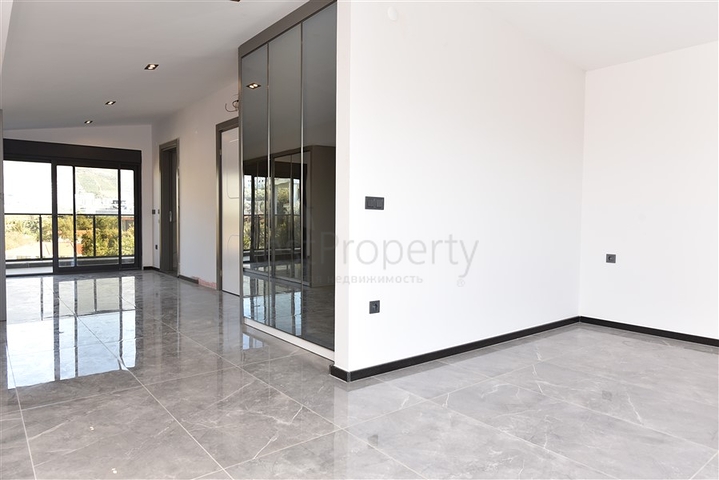 Neues Investitionsprojekt mit Blick auf die Berge im Bezirk Kargicak