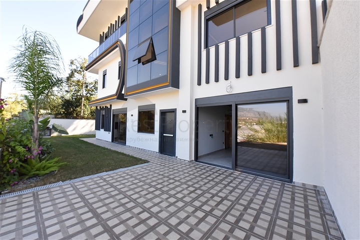 Neues Investitionsprojekt mit Blick auf die Berge im Bezirk Kargicak