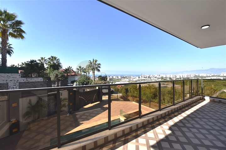 Neues Investitionsprojekt mit Blick auf die Berge im Bezirk Kargicak