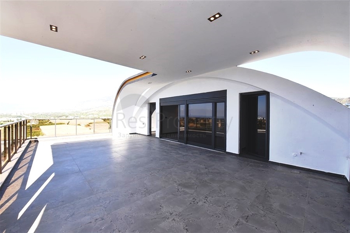 Neues Investitionsprojekt mit Blick auf die Berge im Bezirk Kargicak