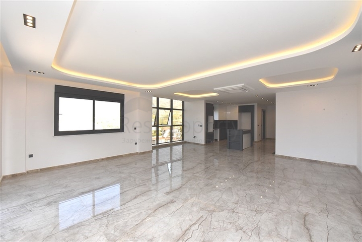 Neues Investitionsprojekt mit Blick auf die Berge im Bezirk Kargicak