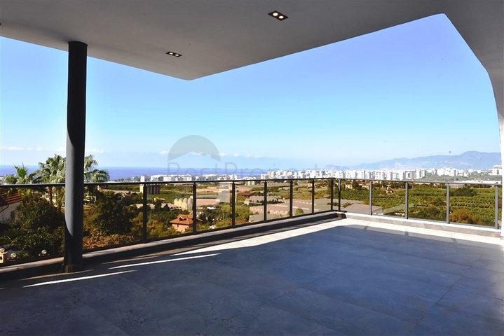 Neues Investitionsprojekt mit Blick auf die Berge im Bezirk Kargicak