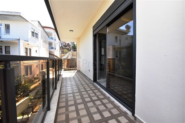 Neues Investitionsprojekt mit Blick auf die Berge im Bezirk Kargicak