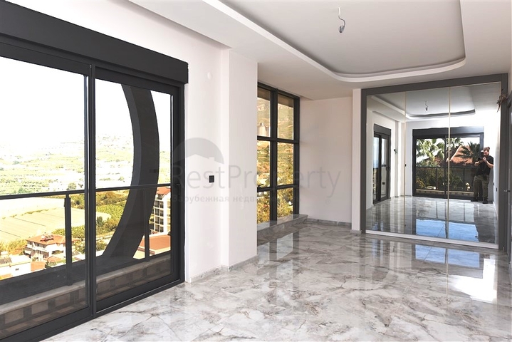 Neues Investitionsprojekt mit Blick auf die Berge im Bezirk Kargicak