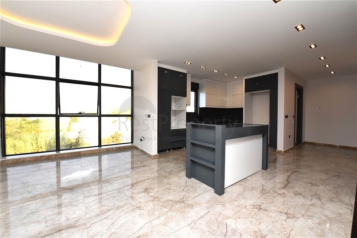 Neues Investitionsprojekt mit Blick auf die Berge im Bezirk Kargicak