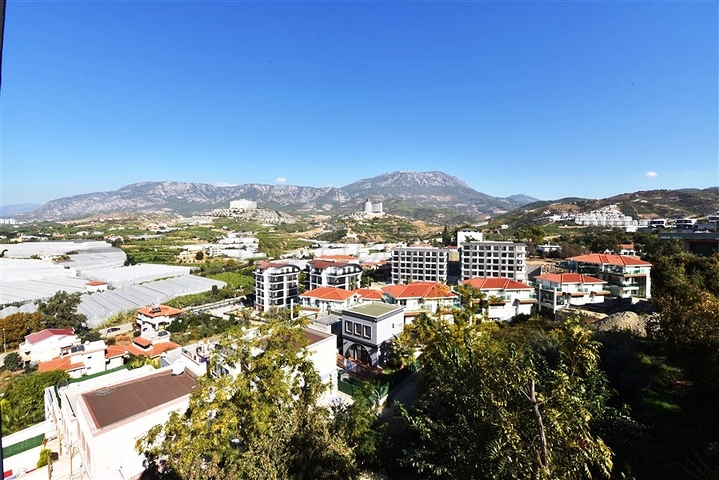 Neues Investitionsprojekt mit Blick auf die Berge im Bezirk Kargicak