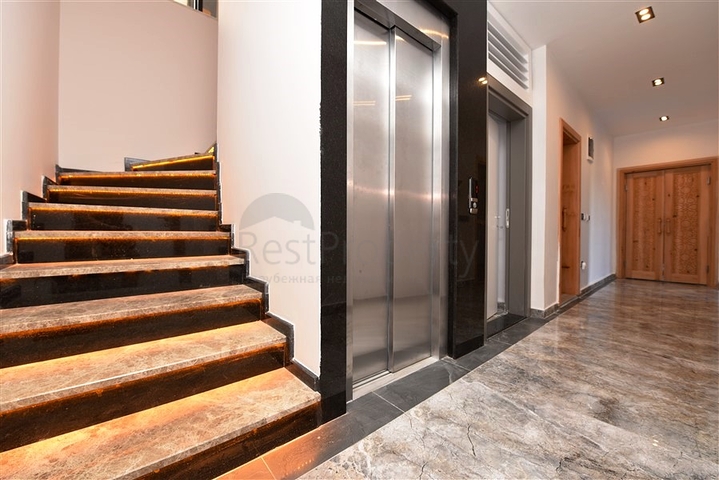 Neues Investitionsprojekt mit Blick auf die Berge im Bezirk Kargicak