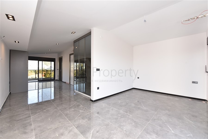 Neues Investitionsprojekt mit Blick auf die Berge im Bezirk Kargicak