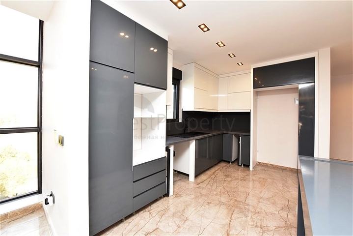 Neues Investitionsprojekt mit Blick auf die Berge im Bezirk Kargicak