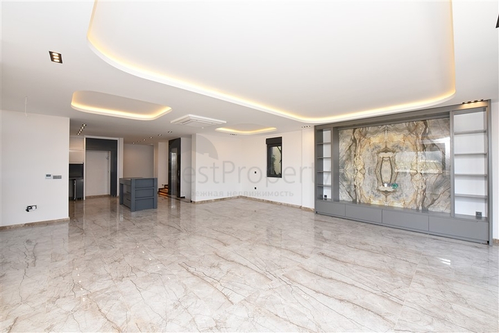 Neues Investitionsprojekt mit Blick auf die Berge im Bezirk Kargicak