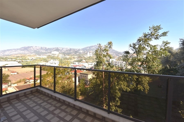 Neues Investitionsprojekt mit Blick auf die Berge im Bezirk Kargicak