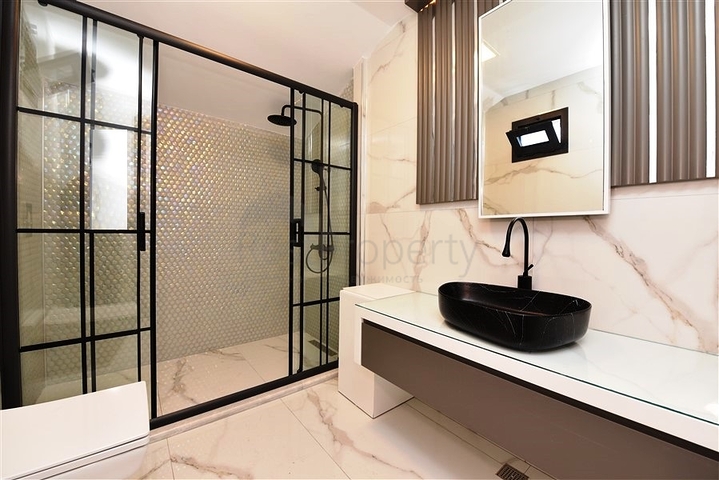 Neues Investitionsprojekt mit Blick auf die Berge im Bezirk Kargicak