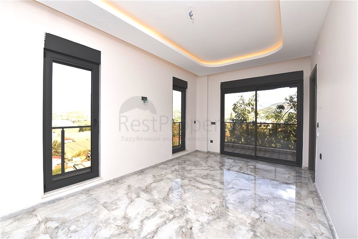 Neues Investitionsprojekt mit Blick auf die Berge im Bezirk Kargicak