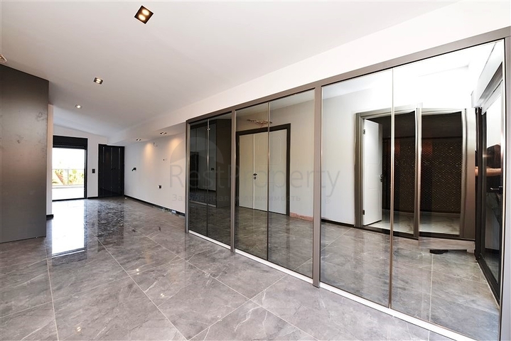 Neues Investitionsprojekt mit Blick auf die Berge im Bezirk Kargicak