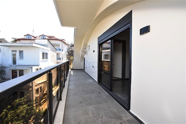 Neues Investitionsprojekt mit Blick auf die Berge im Bezirk Kargicak