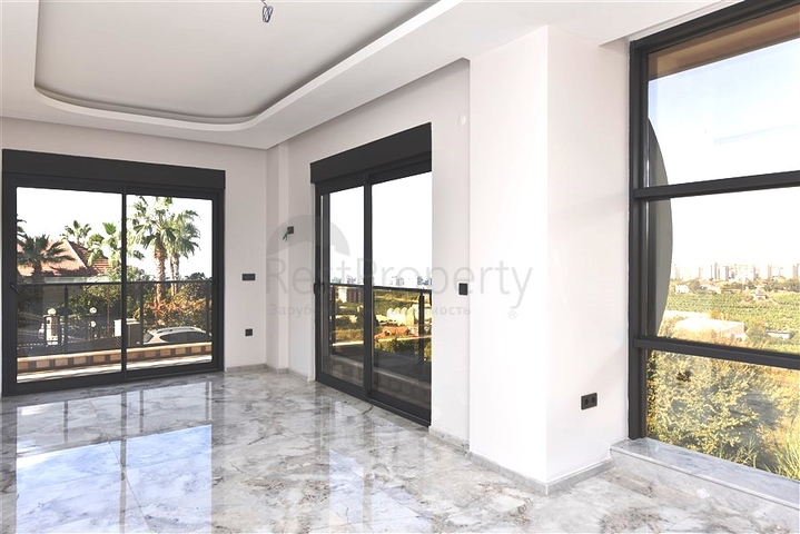 Neues Investitionsprojekt mit Blick auf die Berge im Bezirk Kargicak