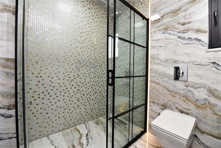 Neues Investitionsprojekt mit Blick auf die Berge im Bezirk Kargicak