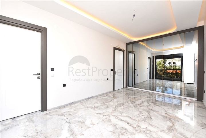 Neues Investitionsprojekt mit Blick auf die Berge im Bezirk Kargicak