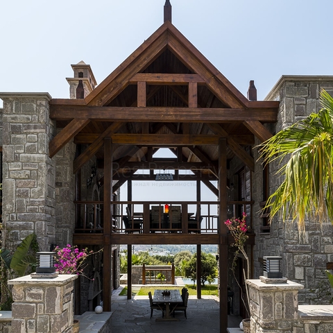 Luxus-Villen aus Stein an historischem Ort