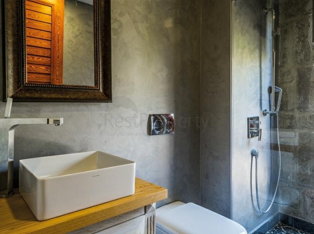 Luxus-Villen aus Stein an historischem Ort