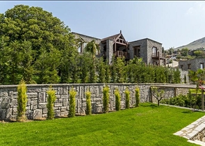 Luxus-Villen aus Stein an historischem Ort