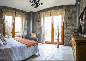 Luxus-Villen aus Stein an historischem Ort