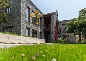 Luxus-Villen aus Stein an historischem Ort