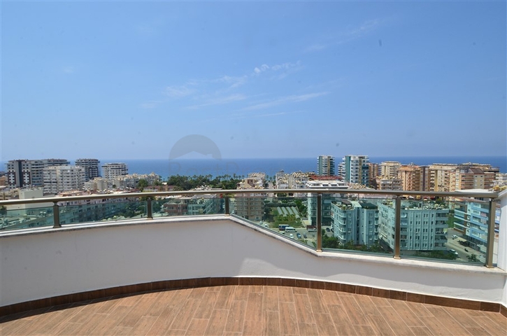 Penthouse mit drei Schlafzimmern im Stadtteil Mahmutlar