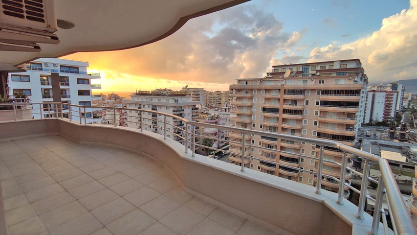 Fünf-Zimmer-Penthouse in Mahmutlar 