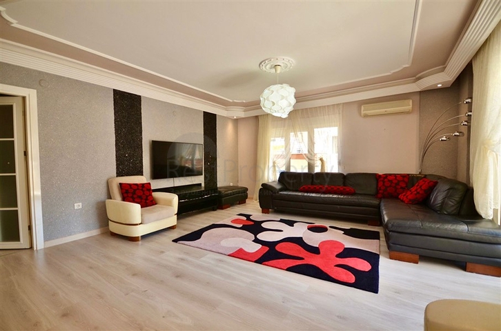 Geräumige 3+1-Wohnung mit Möbeln und Geräten im Stadtteil Mahmutlar 