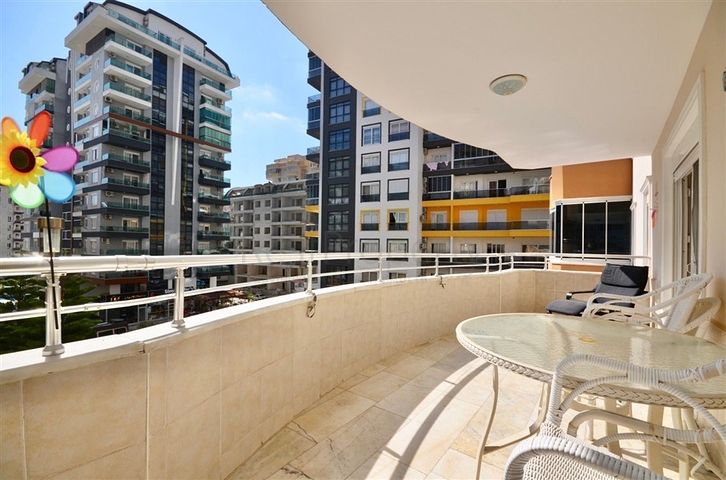 Geräumige 3+1-Wohnung mit Möbeln und Geräten im Stadtteil Mahmutlar 