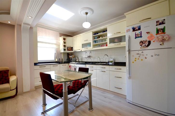 Geräumige 3+1-Wohnung mit Möbeln und Geräten im Stadtteil Mahmutlar 