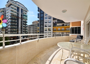 Geräumige 3+1-Wohnung mit Möbeln und Geräten im Stadtteil Mahmutlar 