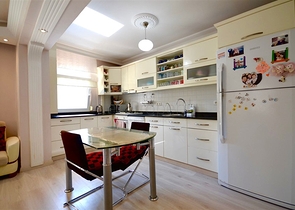 Geräumige 3+1-Wohnung mit Möbeln und Geräten im Stadtteil Mahmutlar 