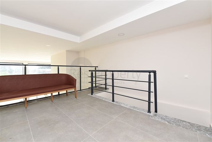 Gewerbeflächen mit Zugang zur zentralen Straße des Bezirks Kargicak 